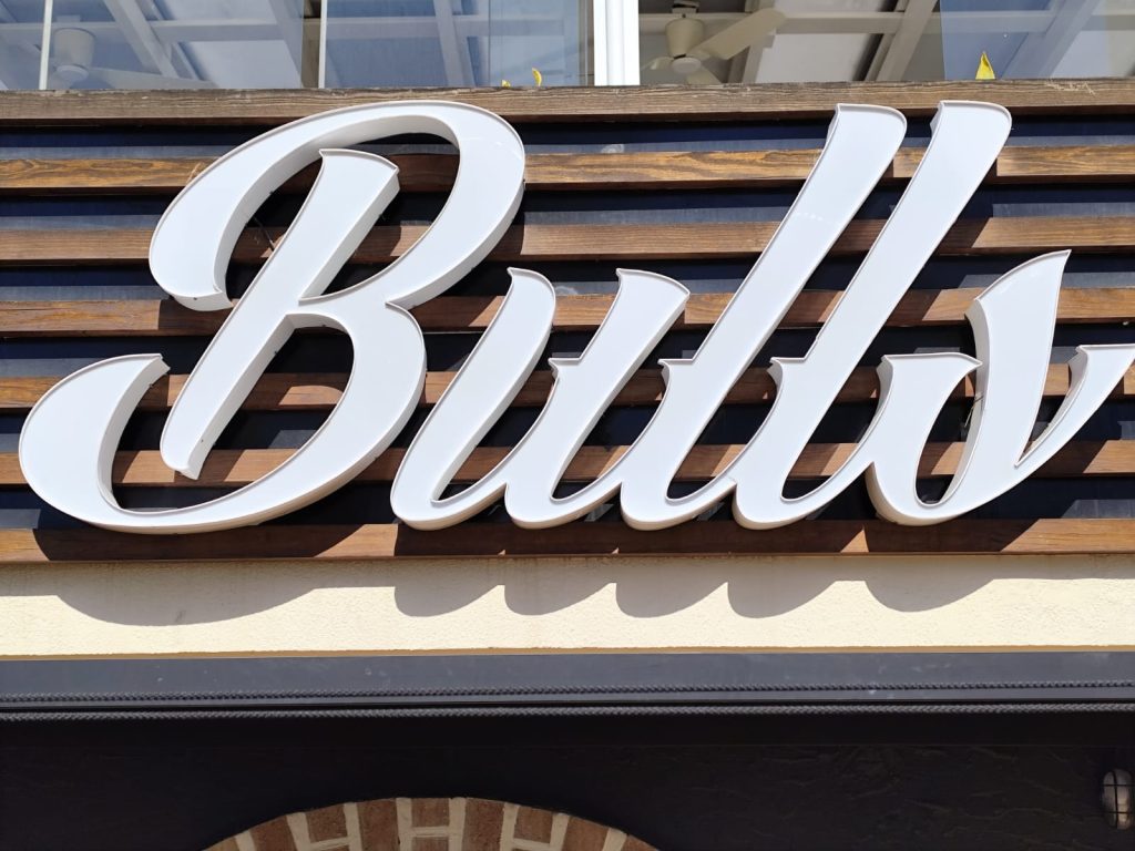 letra corporea con aluminio y frontal de metacrilato en tenerife