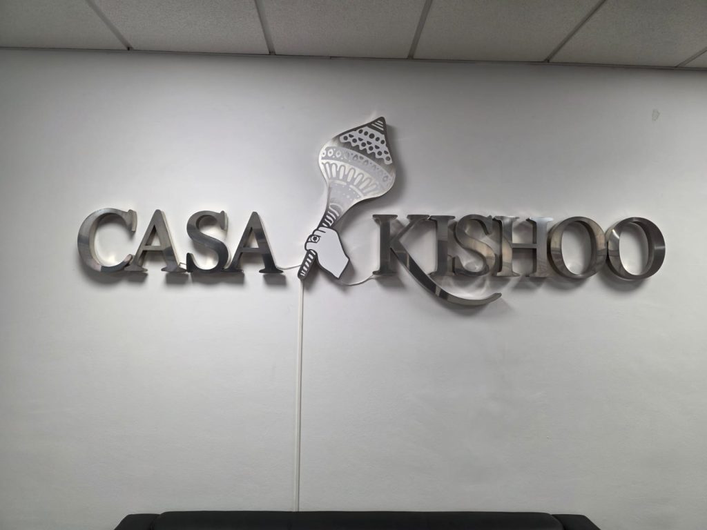 letra corporea retroiluminada casa kisho