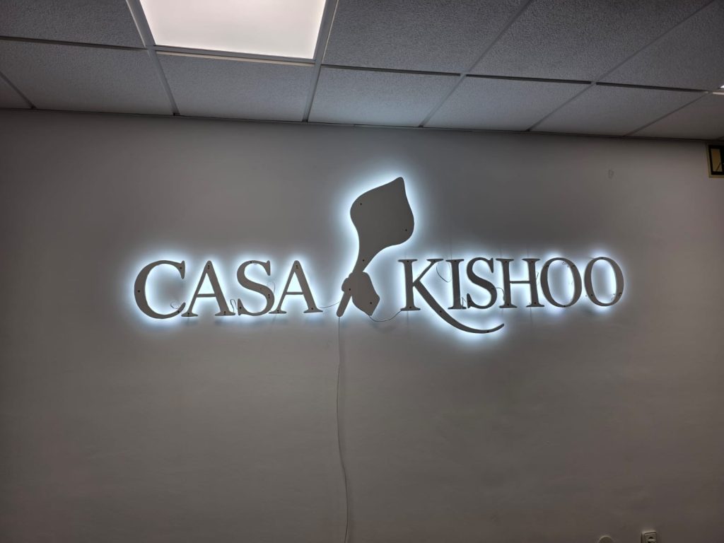 letra corporea retroiluminada casa kishoo sanata cruz de tenerife